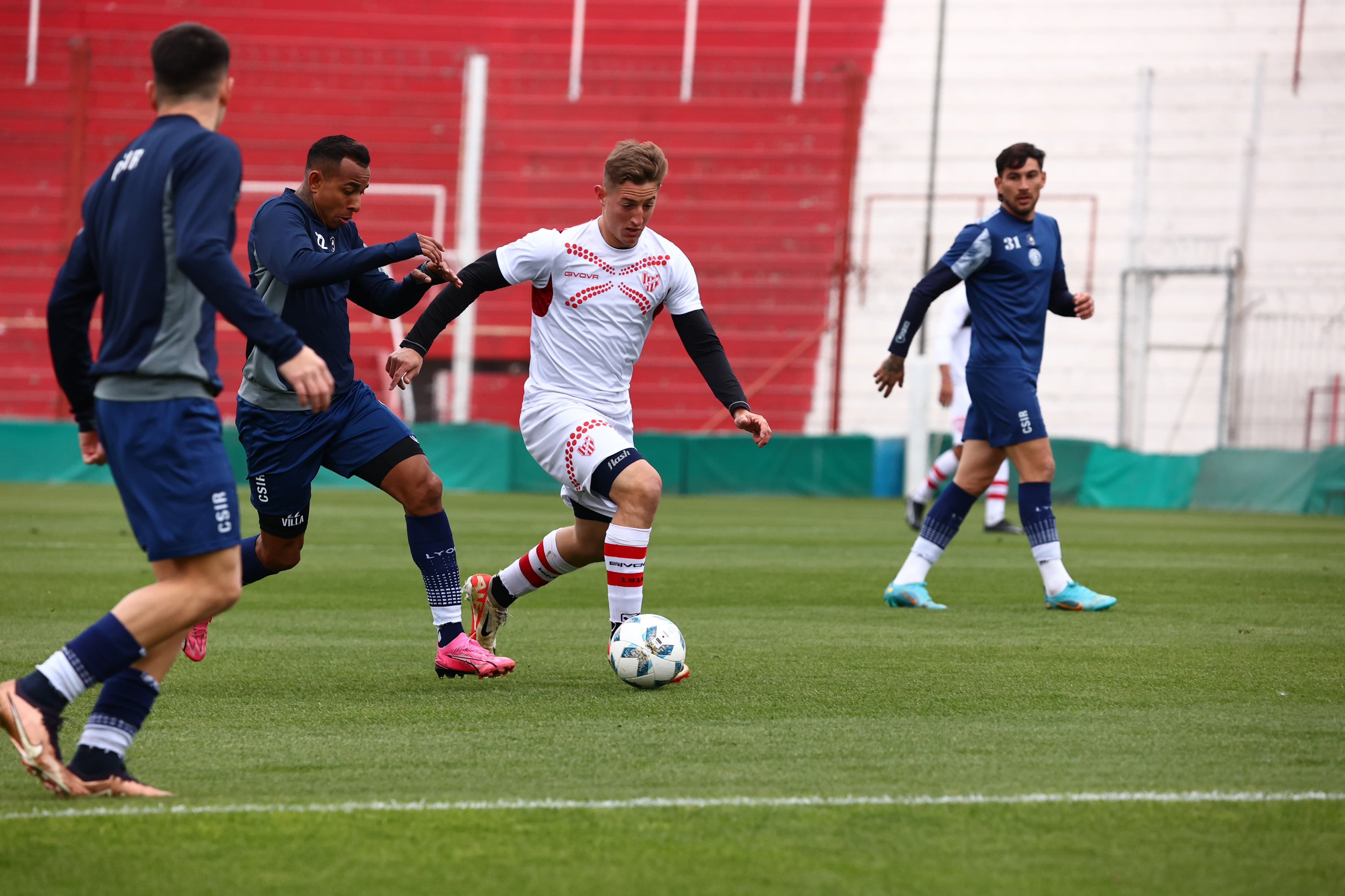 Independiente Rivadavia perdió su primer amistoso ante Instituto y Villa escapó un penal. 