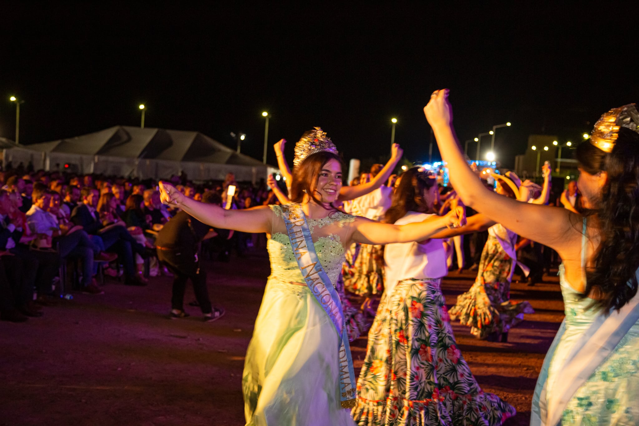 Las reinas vendimiales sumaron color bailando gatos y cuecas.