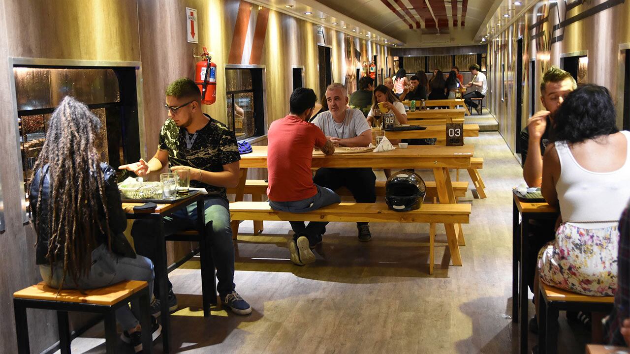 Refuncionalizan vagones de trenes y los acodicionan como restaurantes y bares. 
En la foto: Bar y restaurante Convoy, ubicado en el departamento de San Martin.