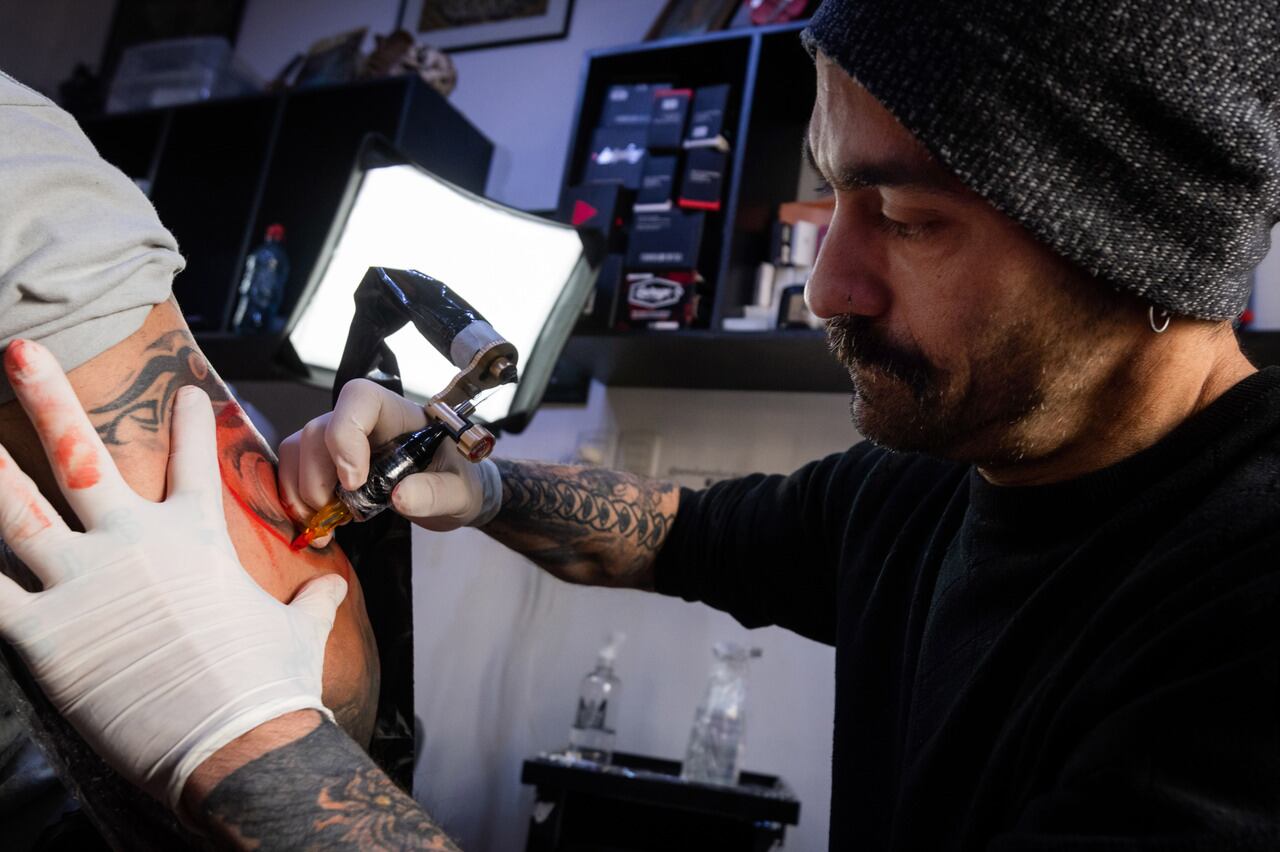 Tatuador Emiliano Coria del estudio de tatuajes Mendoza Tattoo con mas de 20 años en esta profesión. Foto: Ignacio Blanco / Los Andes 