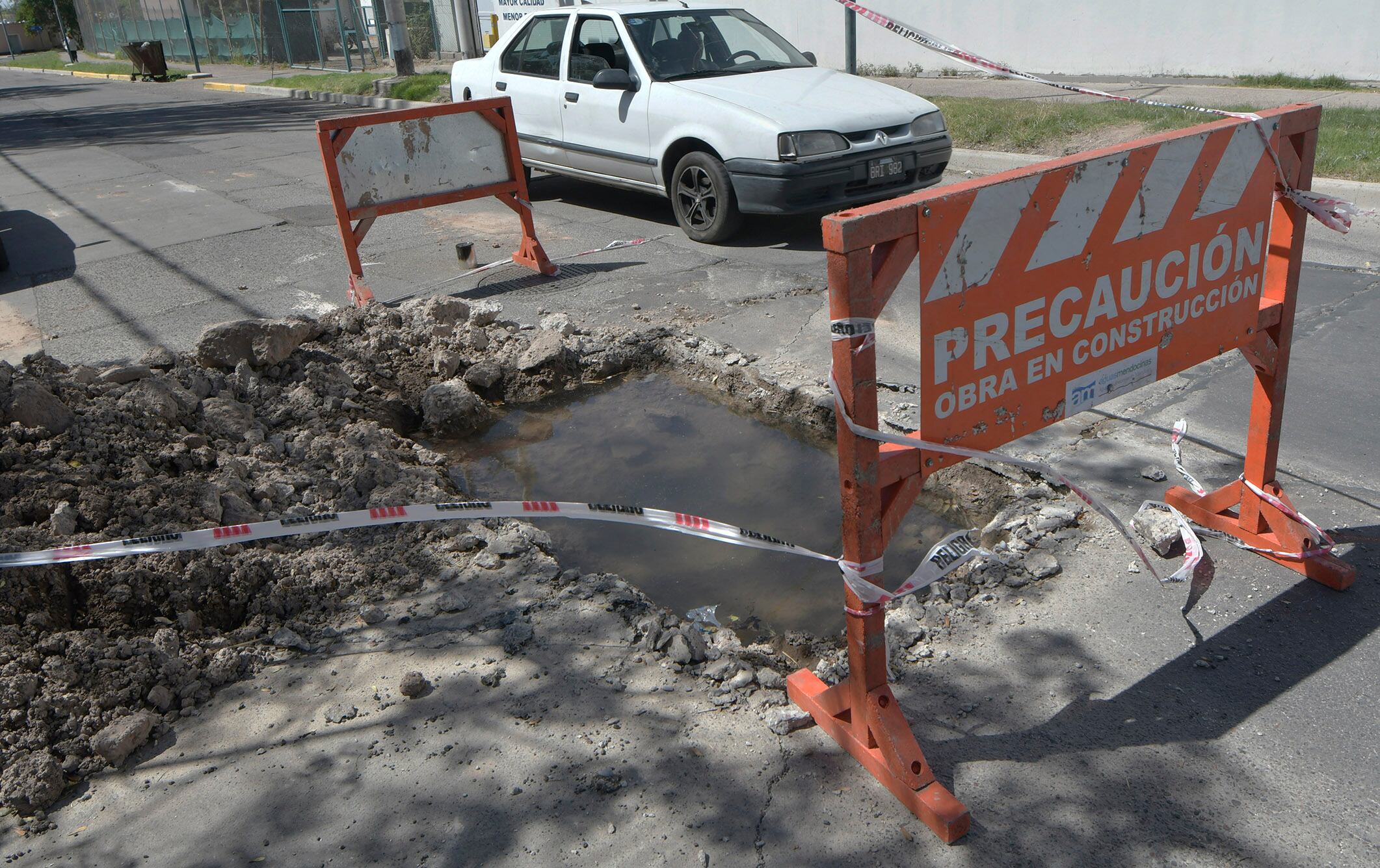 La rotura de cañerías de agua ha afectado el servicio en partes del Gran Mendoza. Foto: Orlando Pelichotti / Los Andes