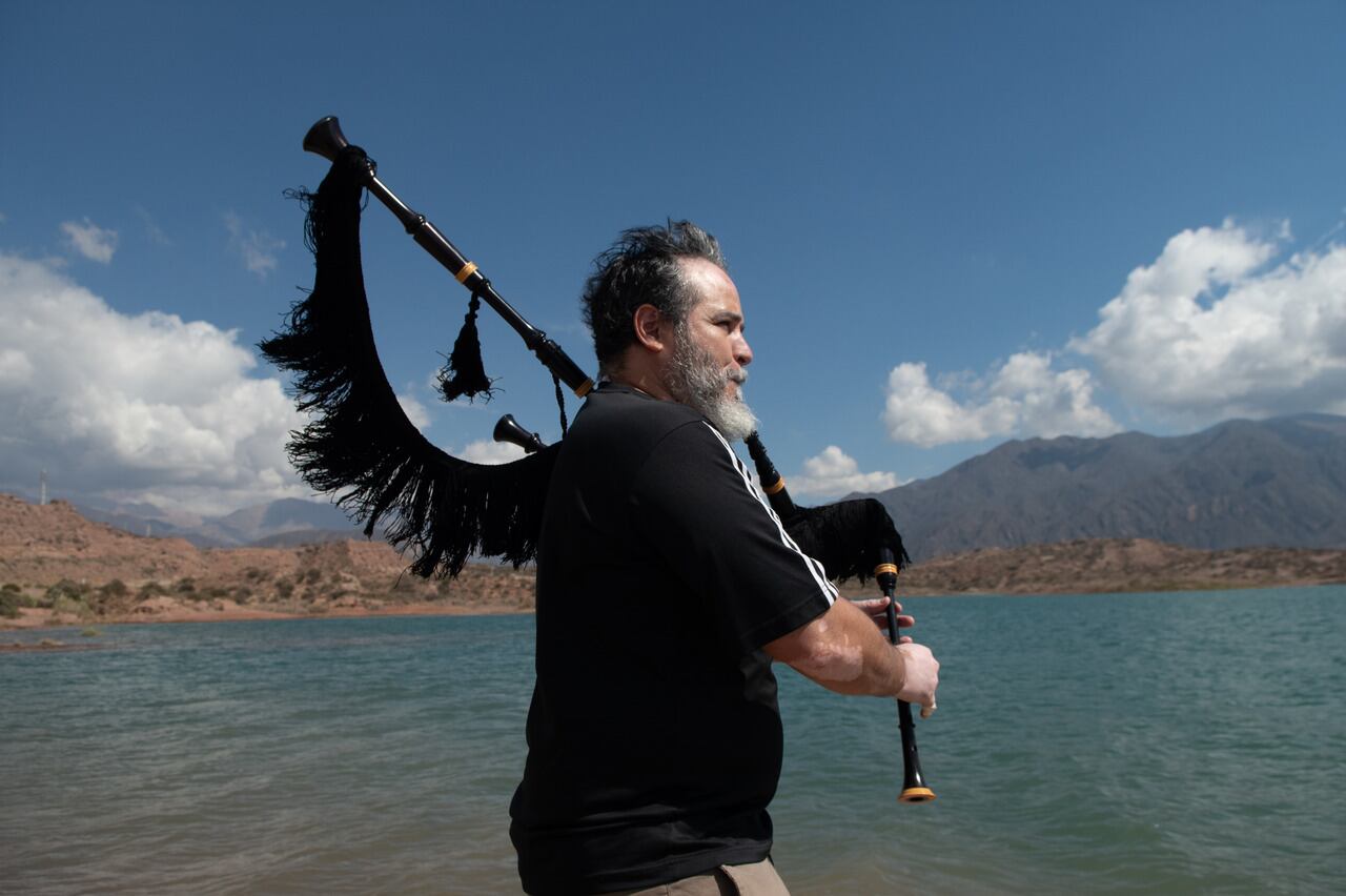 Oscar Nini es gaitero, esta de vacaciones en El Salto y todos los días baja al embalse Potrerillos para tocar si instrumento deleitando a turistas que visitan el espejo de agua.  

Foto: Ignacio Blanco / Los Andes