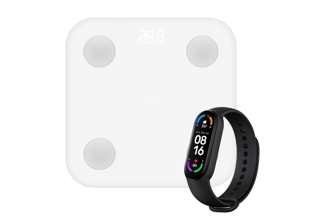 Balanza de baño Xiaomi Mi Body composition scale 2 junto al reloj Mi Band 6