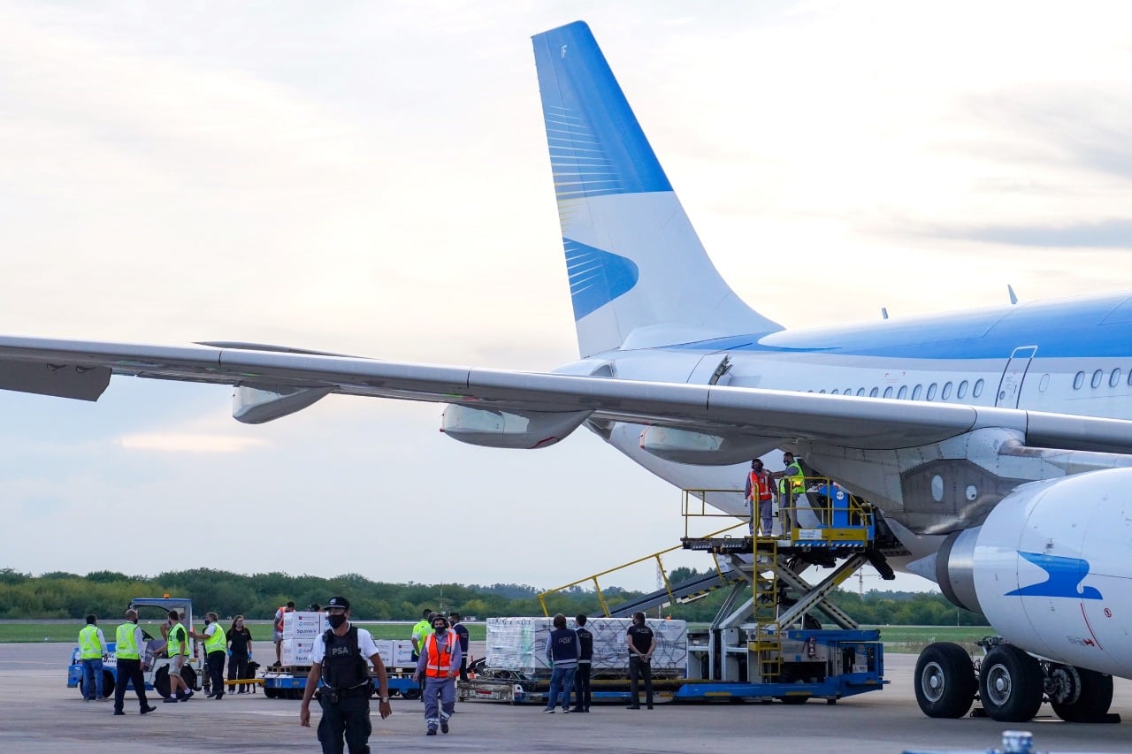 Llegada de las vacunas Rusas Sputnik V al aeropuerto de Ezeiza. Foto: Clarín