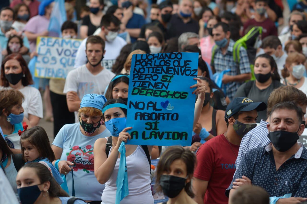 Manifestación de agrupaciones provida en contra del proyecto de aborto legal en Plaza Independencia. 