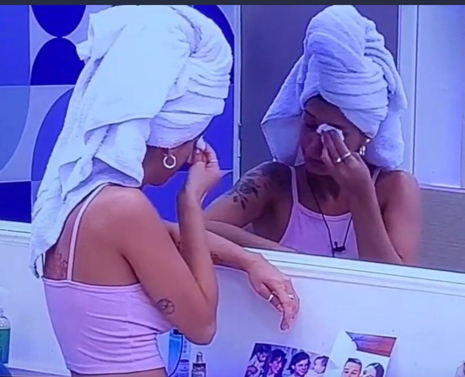 Juliana y Maxi, separados en la casa de Gran Hermano.