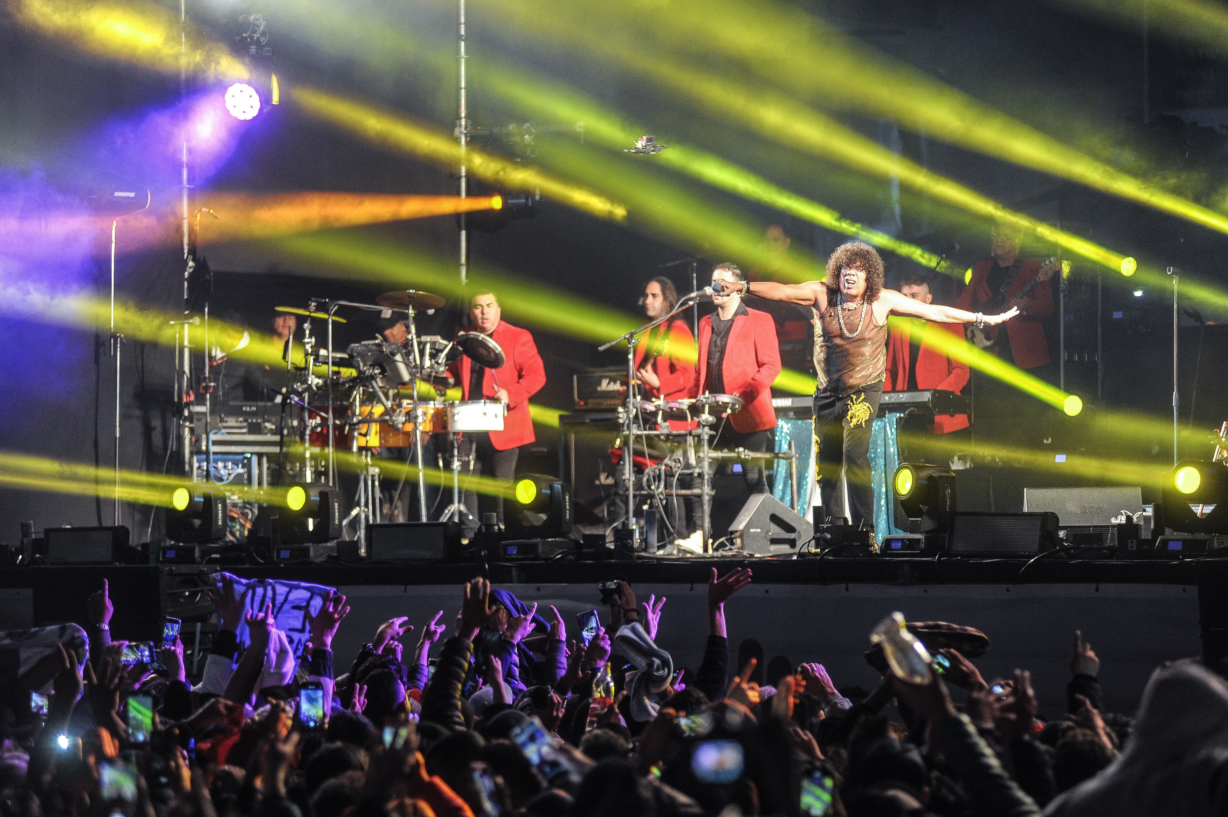 Carlos La Mona Jiménez tocando en el Obelisco ciudad de Buenos Aires
Foto Federico Lopez Claro