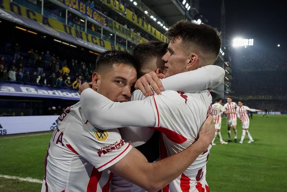 En el medio Troyansky, en el festejo del gol de la polémica. (Prensa Unión)