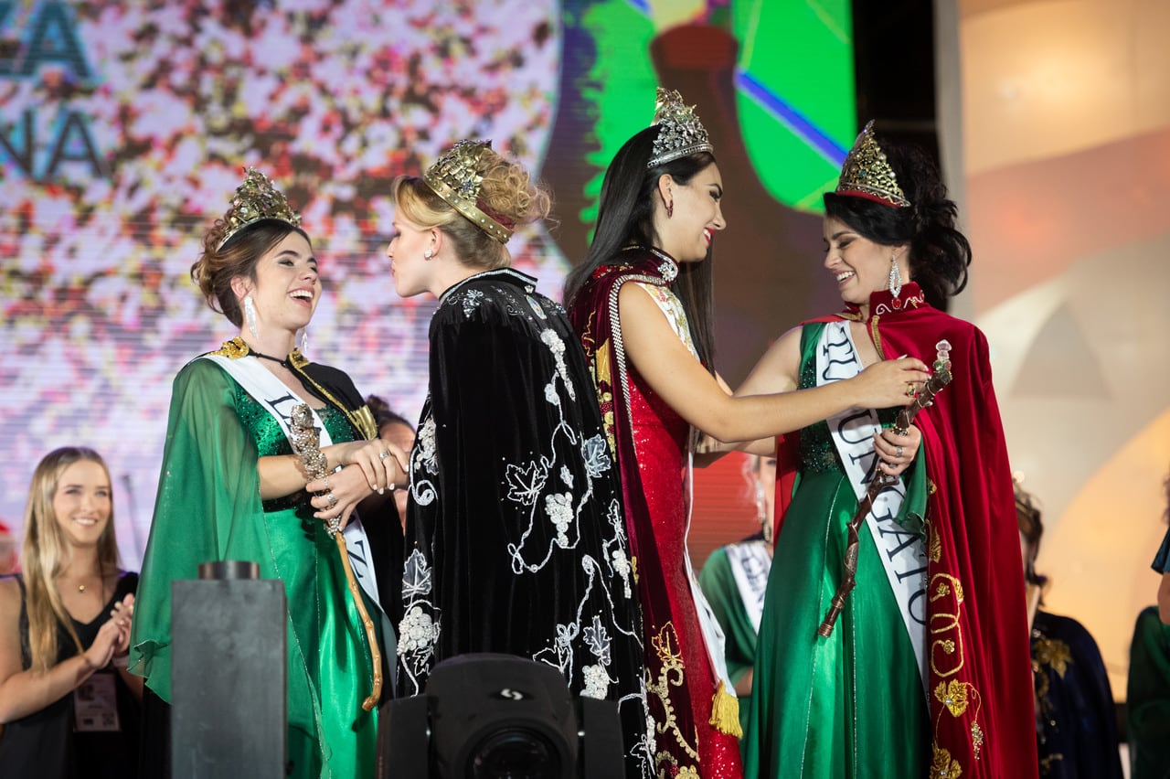 Vendimia 2023 Teatro griego Frank Romero Day
Ana Laura Verde, de La Paz, es la nueva Reina Nacional de la Vendimia y Gemina Navarro de Tupungato Virreina Nacional 

Foto: Ignacio Blanco / Los Andes 