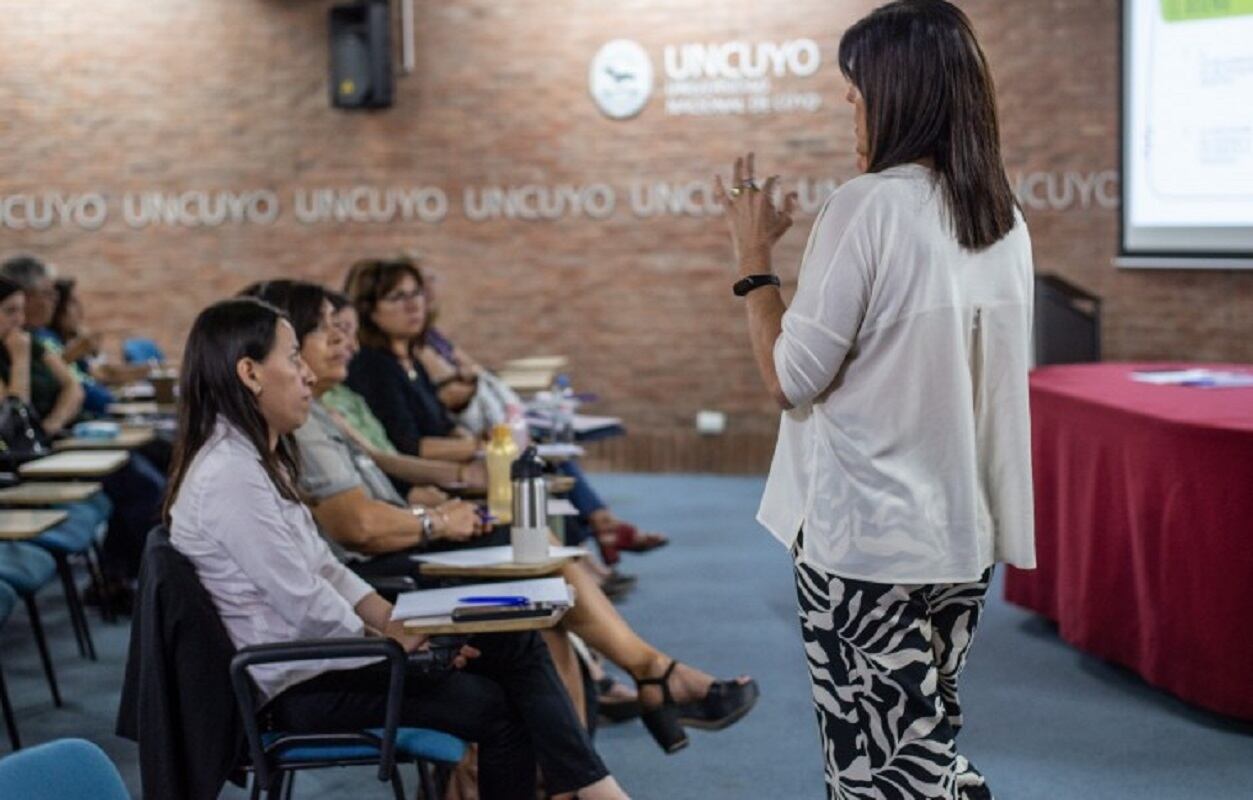 La responsable de la DIGES, María Ana Barrozo, en la apertura del hackathon (Prensa UNCuyo)