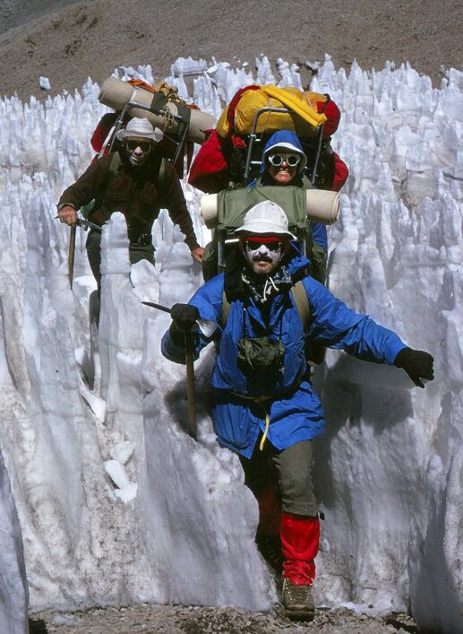 Cooper, primer plano, Johnson y McMillen entre los penitentes del cerro Aconcagua (John Shelton)