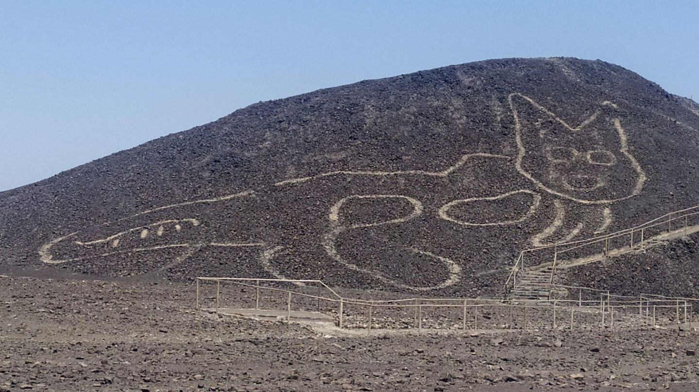 La nueva figura hallada en Nazca representa a un gato y tiene 2200 años de antigüedad. Fotos: Gobierno de Perú y EFE.