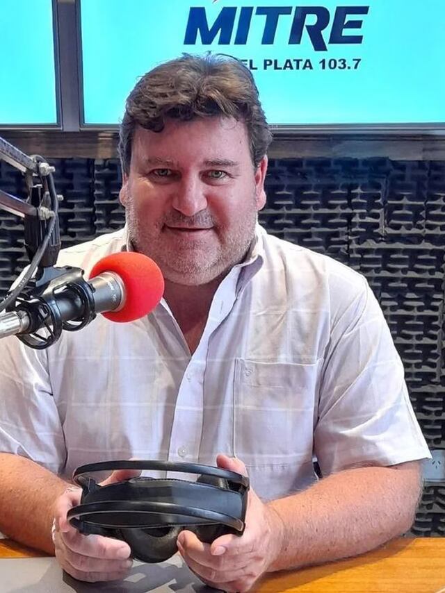 El periodista Marcelo Marcel, en el estudio de Radio Mitre Mar del Plata. Foto: Gentileza