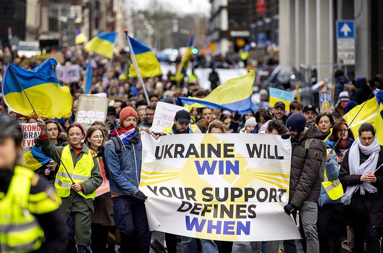 Manifestantes durante una marcha de protesta en apoyo de Ucrania, en Ámsterdam, Países Bajos. Foto: EFE