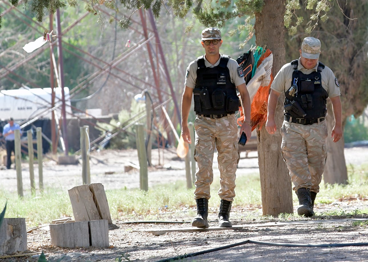 Esta madrugada un ciudadano surcoreano llamó al 911 para denunciar que un conciudadano( Kim Seo Jim, de 34 años), que reside en la finca Don Pedro de Nueva California _ Departamento San Martín, en calles Sullivan y Onetto, en el límite con Lavalle habría matado a su mujer, Yoo Kyunga, de 49 años. 

Foto: Orlando Pelichotti