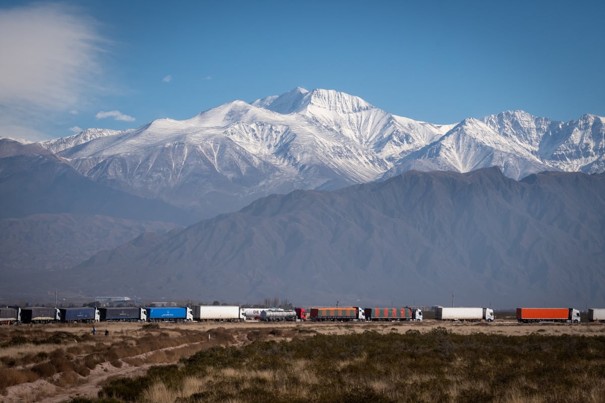 Falta de Gasoil, cientos de camiones esperan para cargar combustible para poder cruzar a Chile en la zona de la refinería de Luján de Cuyo. Foto: Ignacio Blanco / Los Andes 