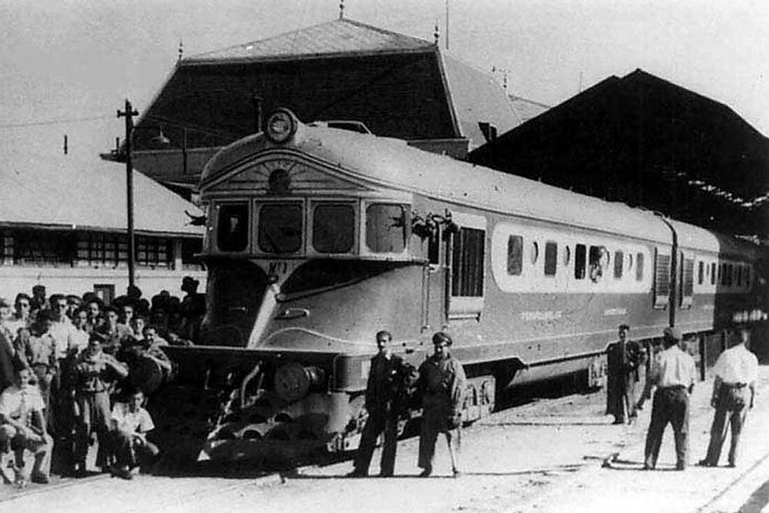 Viajar en tren, a distintos destinos provinciales y a Buenos Aires, fue durante mucho tiempo una grata experiencia para muchos . 
Locomotora Fadel en Mendoza