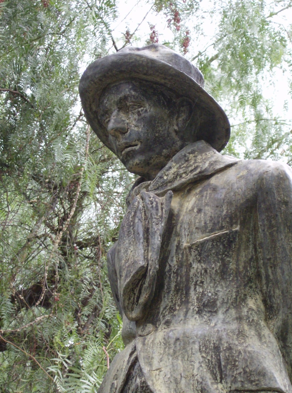 Proponen construir un “Monumento al trabajador de viña” donde está el Cóndor del Acceso Este. Foto: Rosana Cardona.