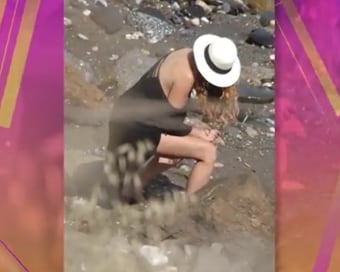 Paulina Rubio usó de baño una playa. (captura).