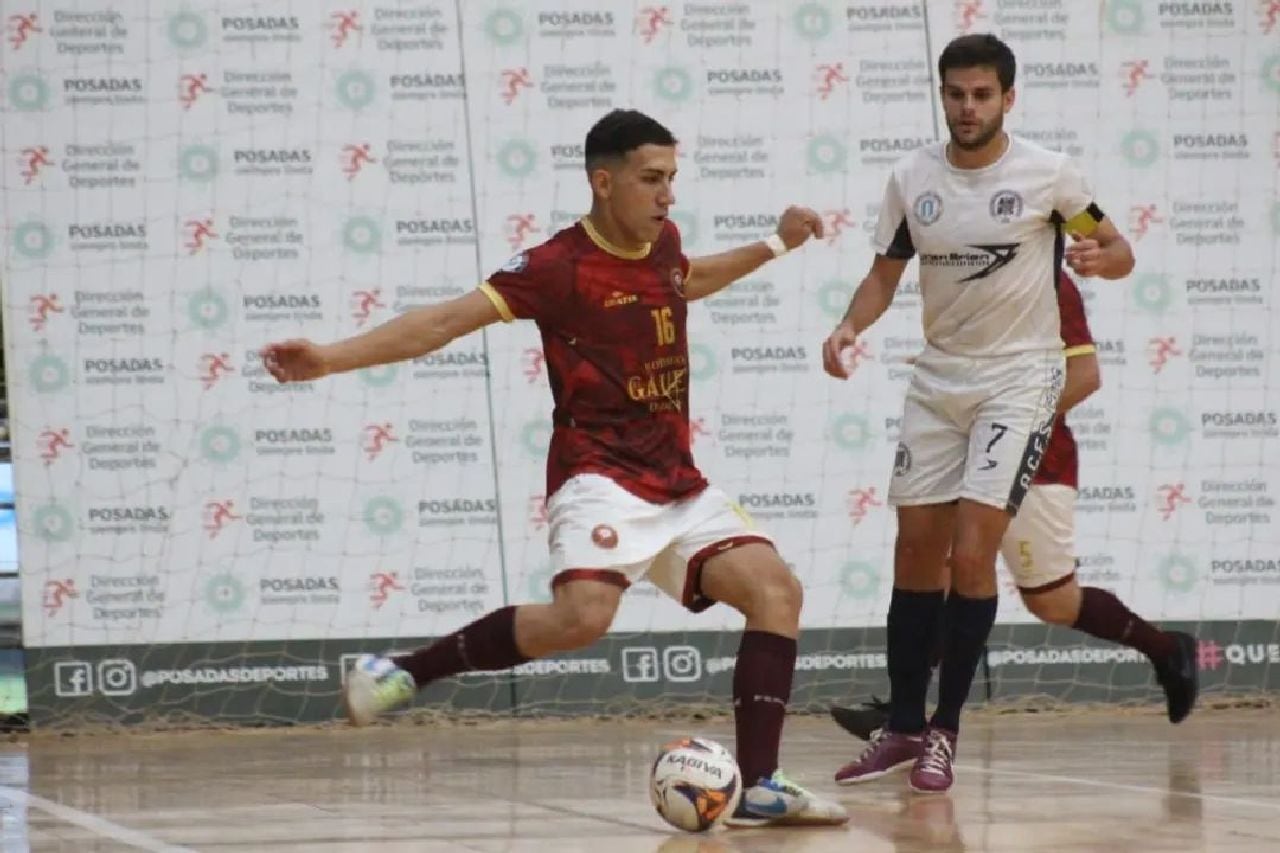 Lucas Brasili maneja el balón. Mendoza goleó y se metió otra vez en la final. Fotos: Prensa Argentino "A"