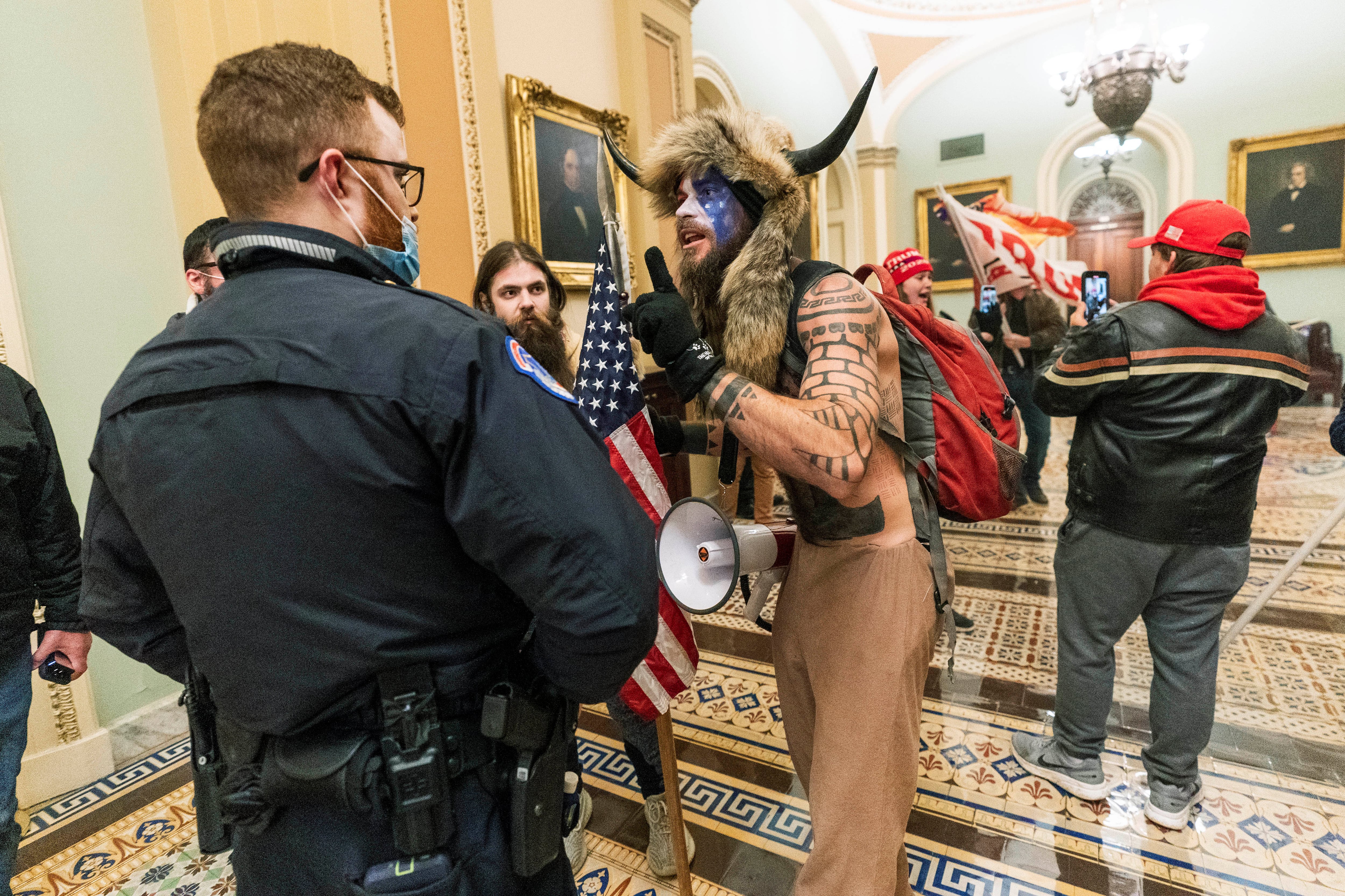 Twitter cerro la cuenta de Trump después de que la usara para alentar a sus seguidores a participar en el motín que se convirtió en el violento asalto al Capitolio. Foto: AP. 