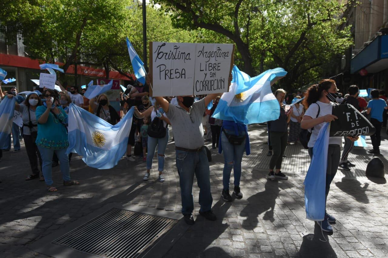 Las personas comenzaron a llegar minutos después de las 16 en Mendoza - José Gutiérrez