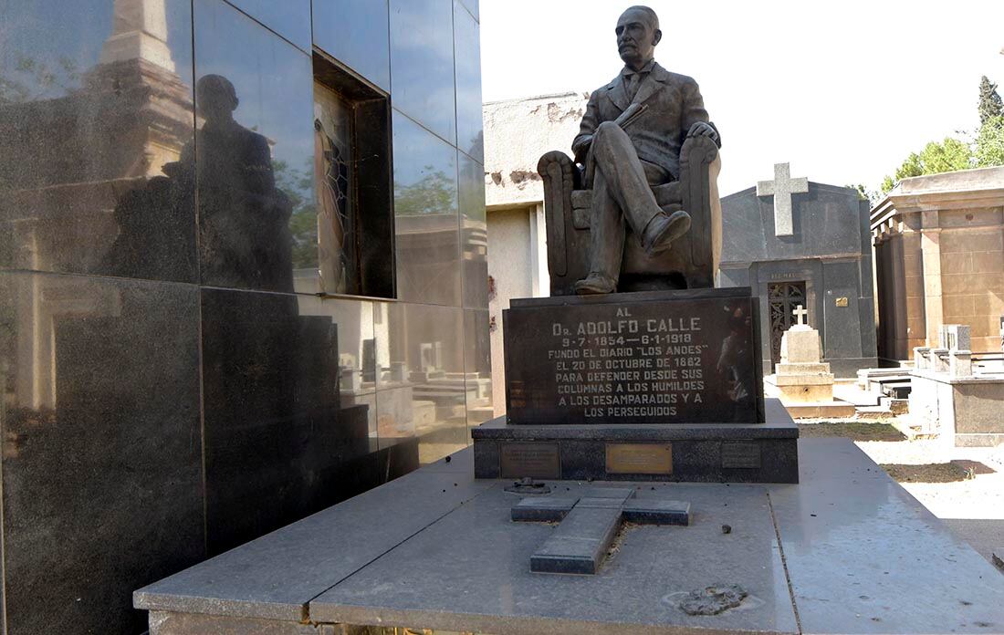 El Cementerio Municipal de la Ciudad de Mendoza en una gran importancia en su historia, arte fúnebre, también la arquitectura, la simbología y los epitafios de mausoleos, tumbas, lápidas y criptas.
Sepulcro de Adolfo Calle Fundador Diario Los Andes.
Foto: Orlando Pelichotti