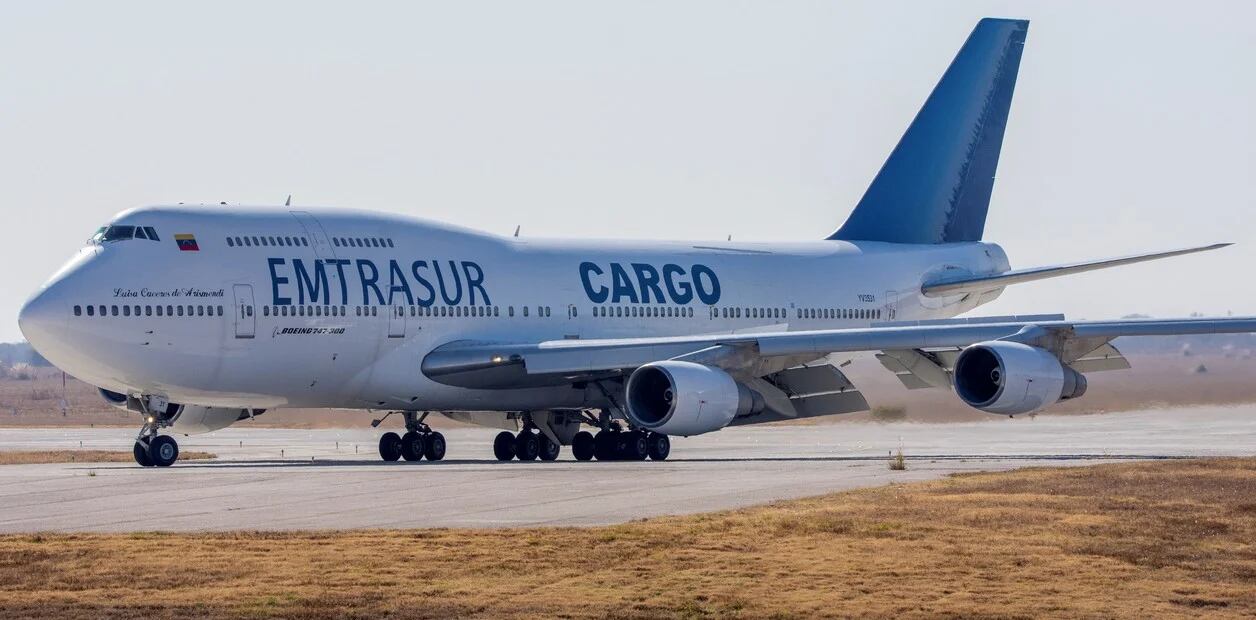 Un avión Boeing 747 que transportaba autopartes y llevaba 14 tripulantes venezolanos y cinco iraníes está retenido desde el lunes en el aeropuerto de Ezeiza. - Gentileza Clarín