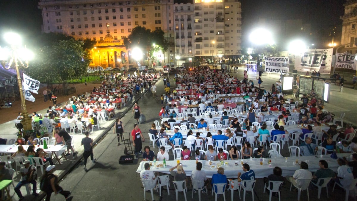 Buenos Aires. La cena de Navidad frente al Congreso de la Nación (Captura de video).