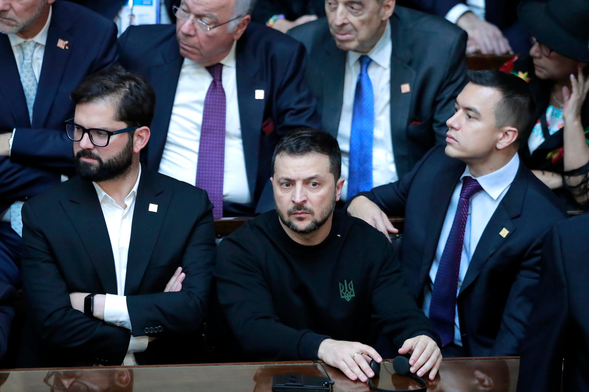 El presidente de Chile, Gabriel Boric (abajo-izq.), el presidente de Ucrania, Volodímir Zelenski (c) y el presidente de Ecuador, Daniel Noboa (abajo-der.), participan en la ceremonia de juramento del nuevo presidente de Argentina, Javier Milei, en el Congreso de la Nación en Buenos Aires (Argentina). Foto: EFE/ Demian Alday Estevez