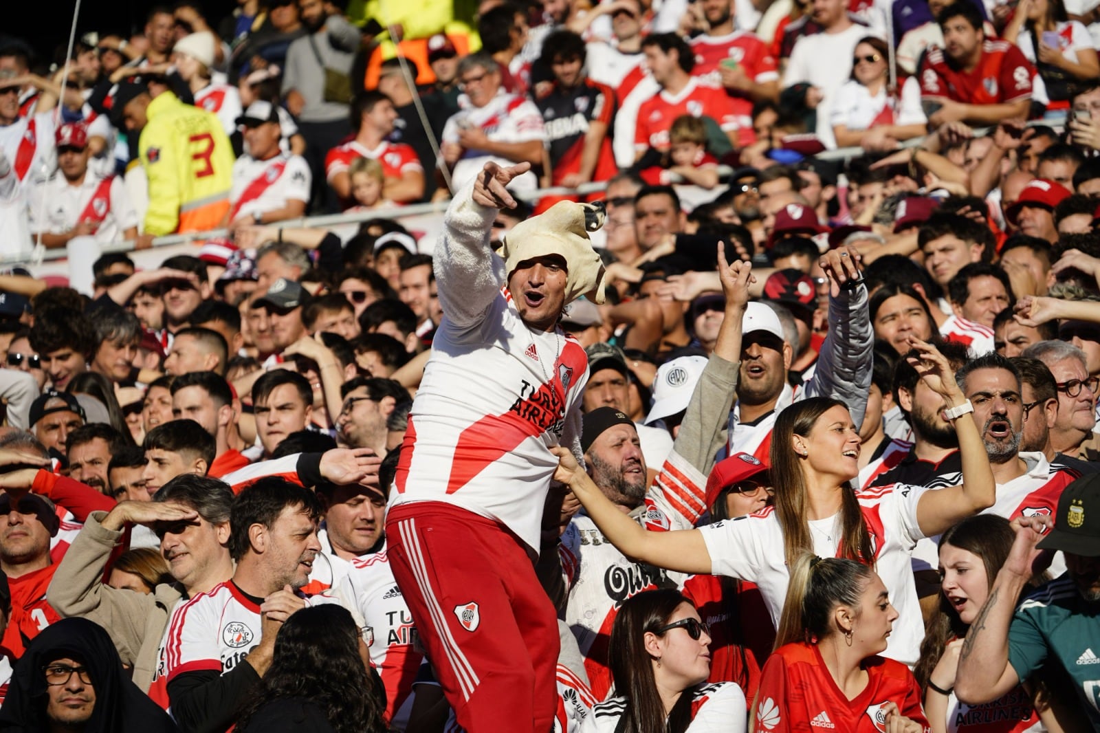 Hinchas de River en el Monumental, en el duelo ante Boca, por la fecha 15 de la Liga Profesional 2023. (Federico López Claro)