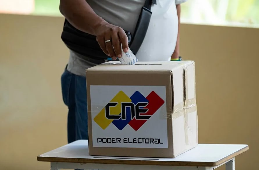 Millones de venezolanos acuden a las urnas para elegir a su nuevo presidente. EFE.