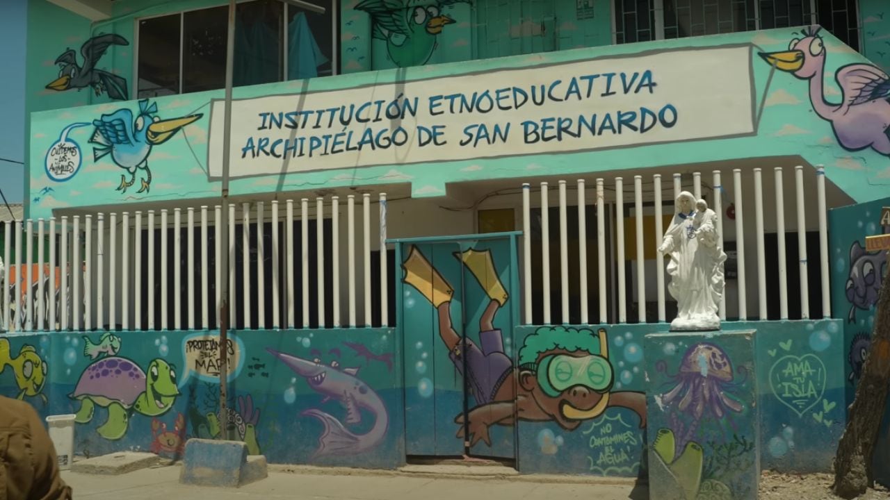 Hasta 2018, el 60% de la población eran niños. La isla cuenta con una sola escuela, donde 12 docentes enseñan a más de 200 alumnos.. Foto: YouTube. Ruhi Çenet.