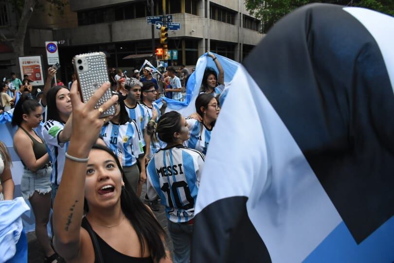 Festejos en Peatonal y San Martín por el triunfo de Argentina contra México.