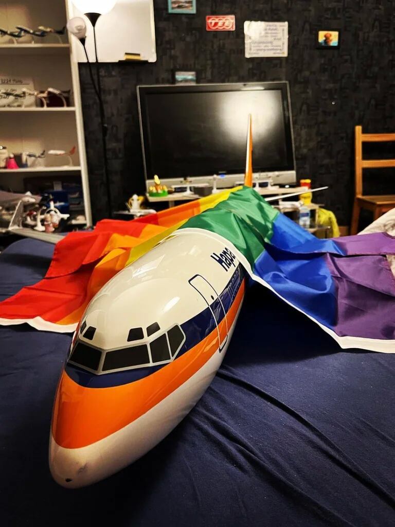 Sarah confesó su amor por un Boeing 737 y asegura que se quiere casar con él.