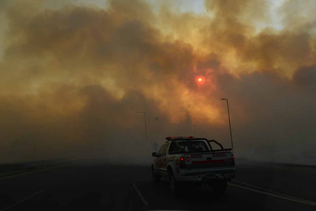 Autopista Córdoba Carlos Paz cortada por los incendios. (Javier Ferreyra / La Voz)