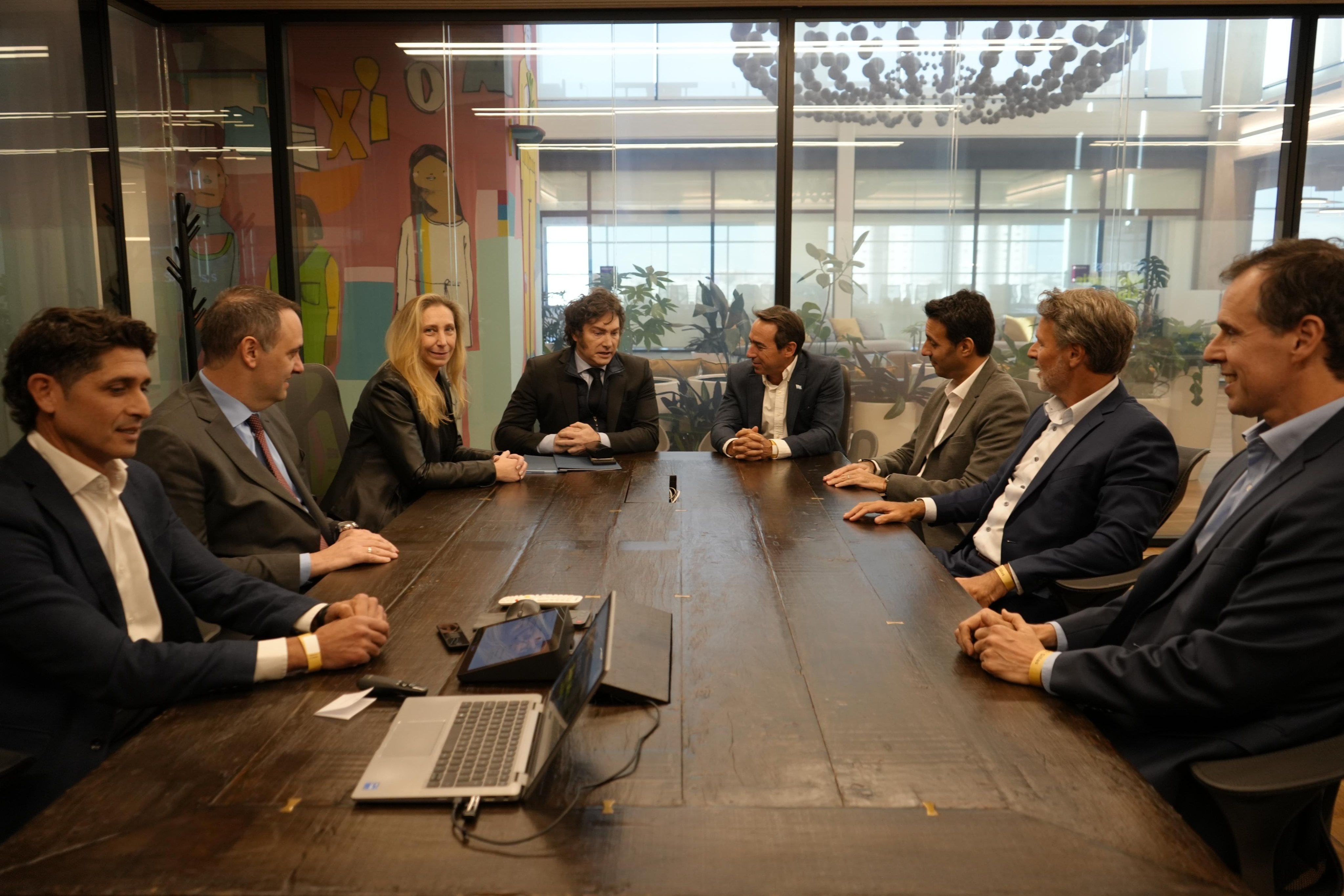 Javier y Karina Milei junto a Galperín en las oficinas de Mercado Libre.