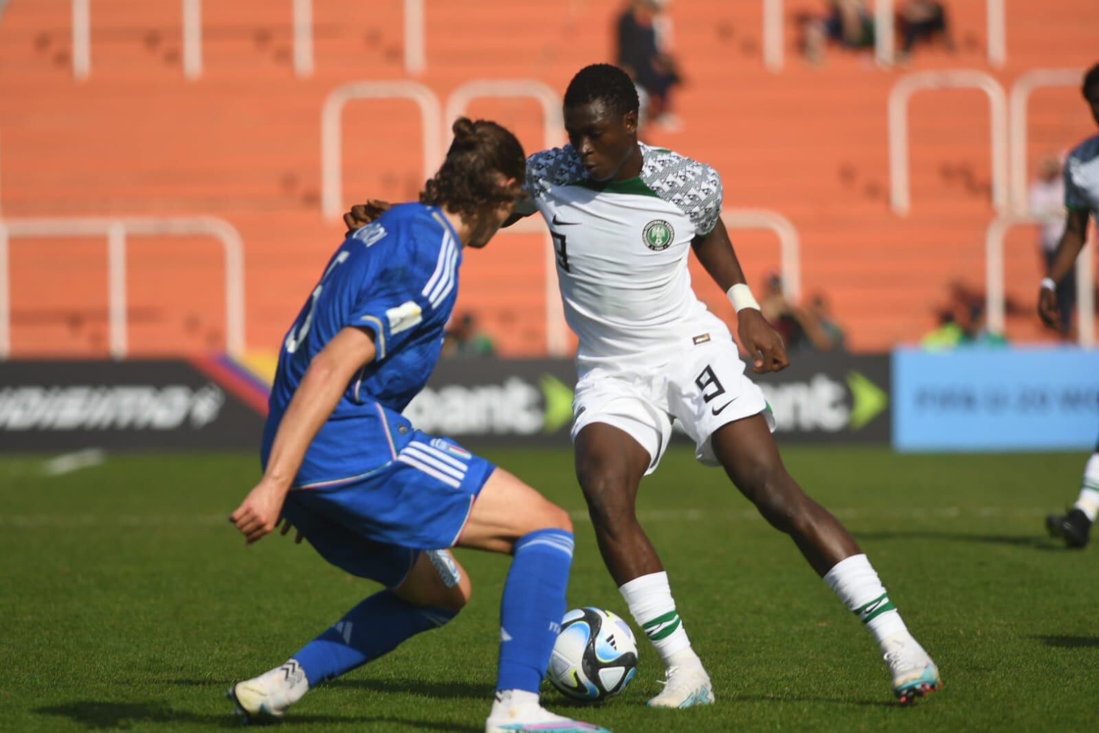 Italia vs. Nigeria, animaron el primer partido de la segunda fecha de la zona D en el estadio Malvinas Argentinas. / José Gutiérrez (Los Andes).