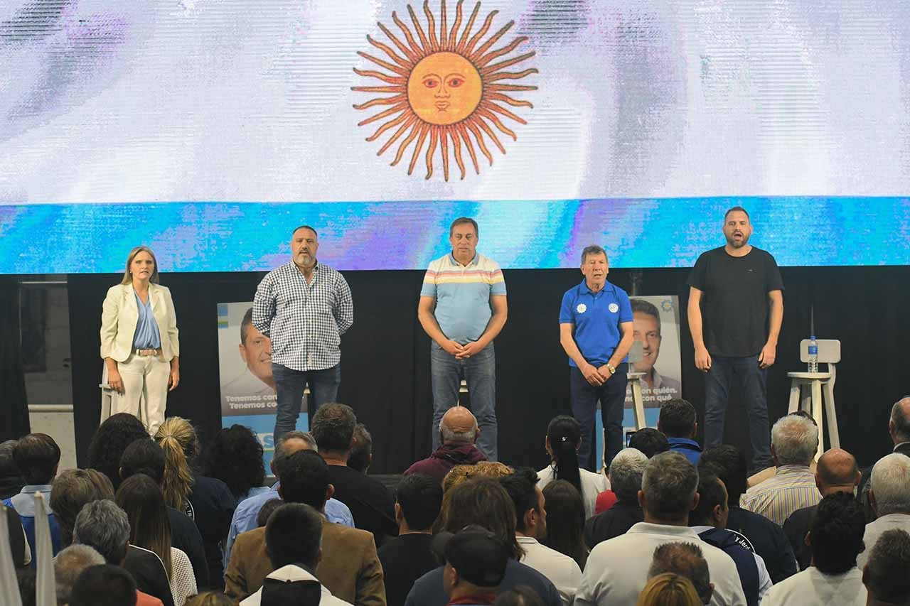 Cierre de campaña de los candidatos a Diputados Nacionales por Mendoza Martín Aveiro y Maria Amalia Granata del Partido Justicialista en el Club YPF Petroleros de Godoy Cruz, con la presencia de importantes dirijentes justicialistas y sindicalistas de Mendoza 

 Foto: José Gutierrez / Los Andes