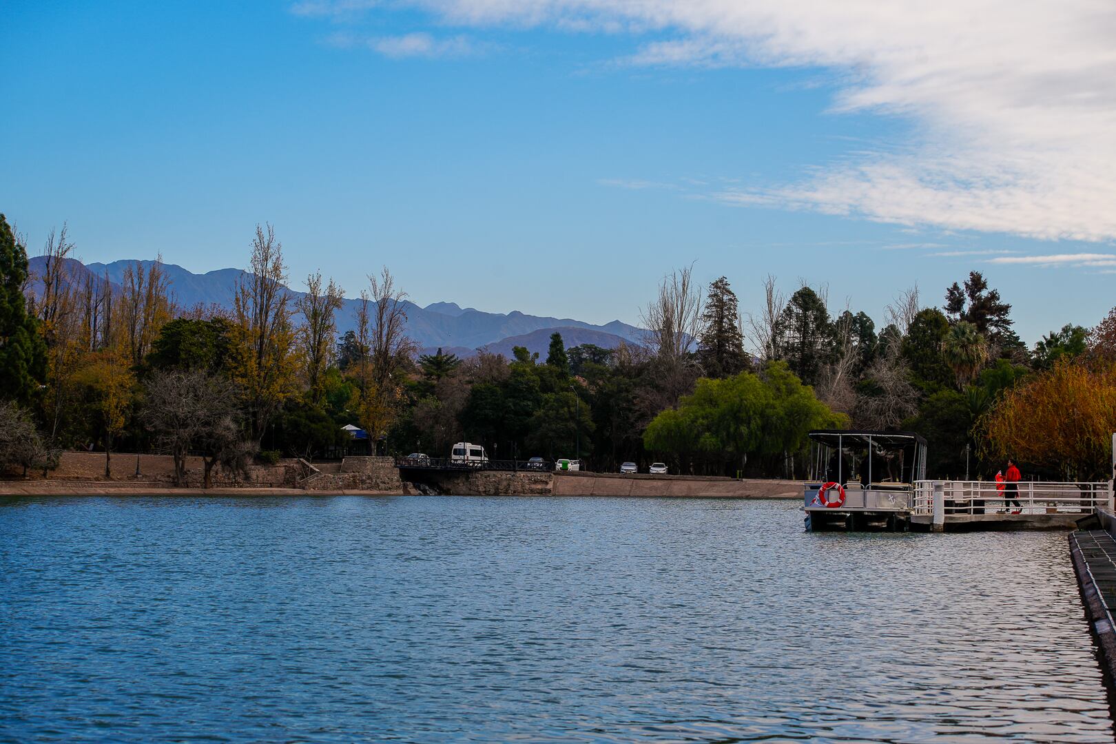 Nuevo barco del lago del Parque: un recorrido por atractivos reales, por el espacio exterior y hasta con dinosaurios. Foto: Gentileza