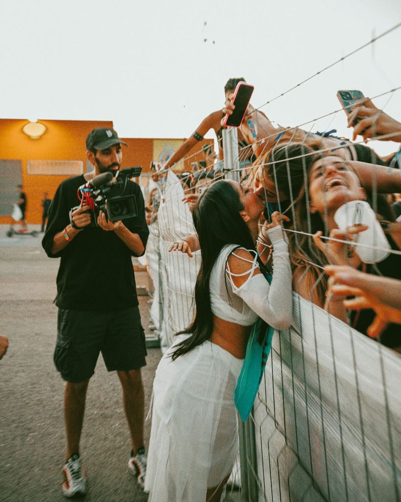 María Becerra besó en la boca a una fan en España.