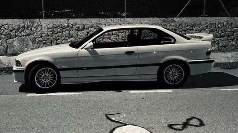 “Lo siento, pero no pienso cambiar el motivo de mi felicidad”, enfatizó. “El coche no está roto, es un clásico deportivo de la época". Gentileza: Captura de video.