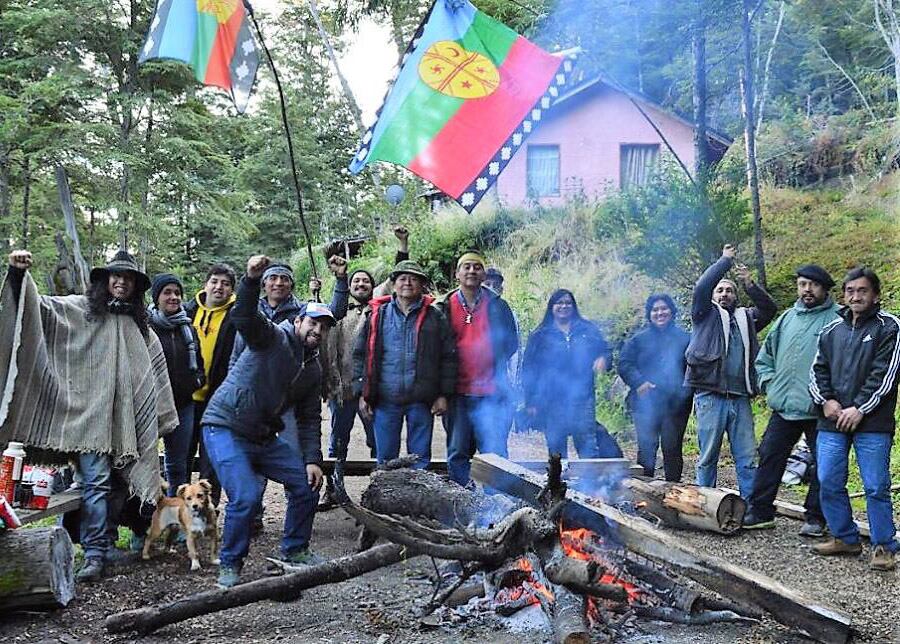 Integrantes de la presunta comunidad mapuche tomaron tierras que había comprado Manu Ginóbili. Foto La Angostura Digital.