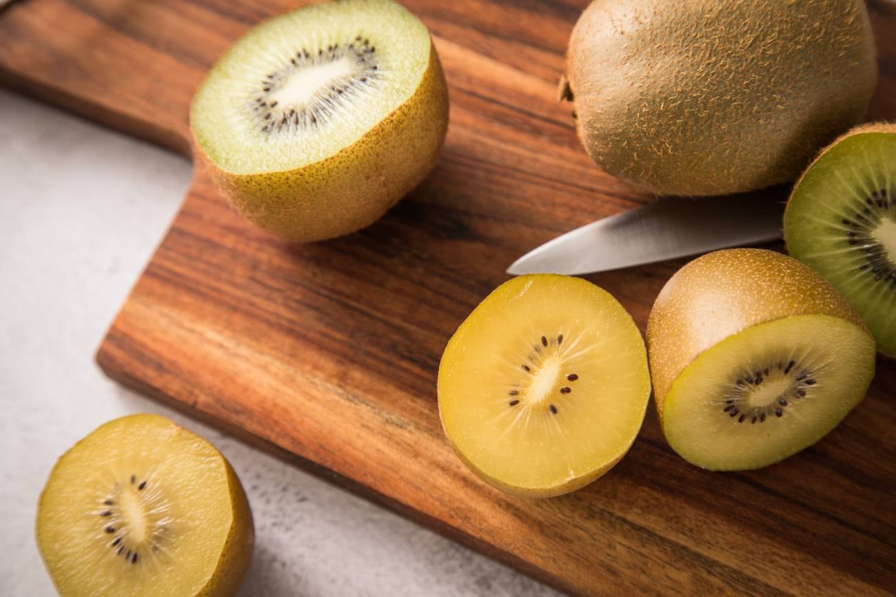 Dos kiwis al día cubren las necesidades diarias de vitamina C. (Christin Klose/DPA