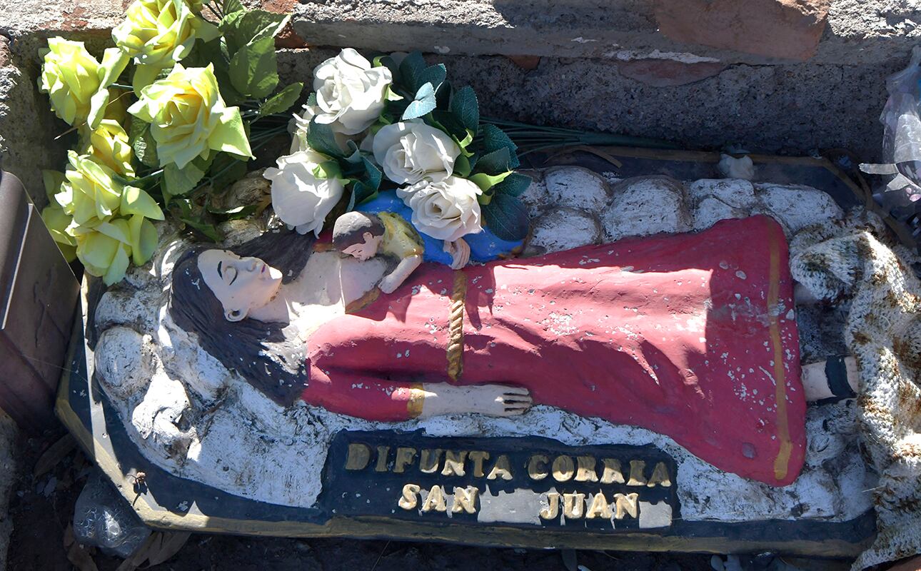 Altar de la Difunta Correa en ruta 82, Luján de Cuyo.
Foto: Orlando Pelichotti
