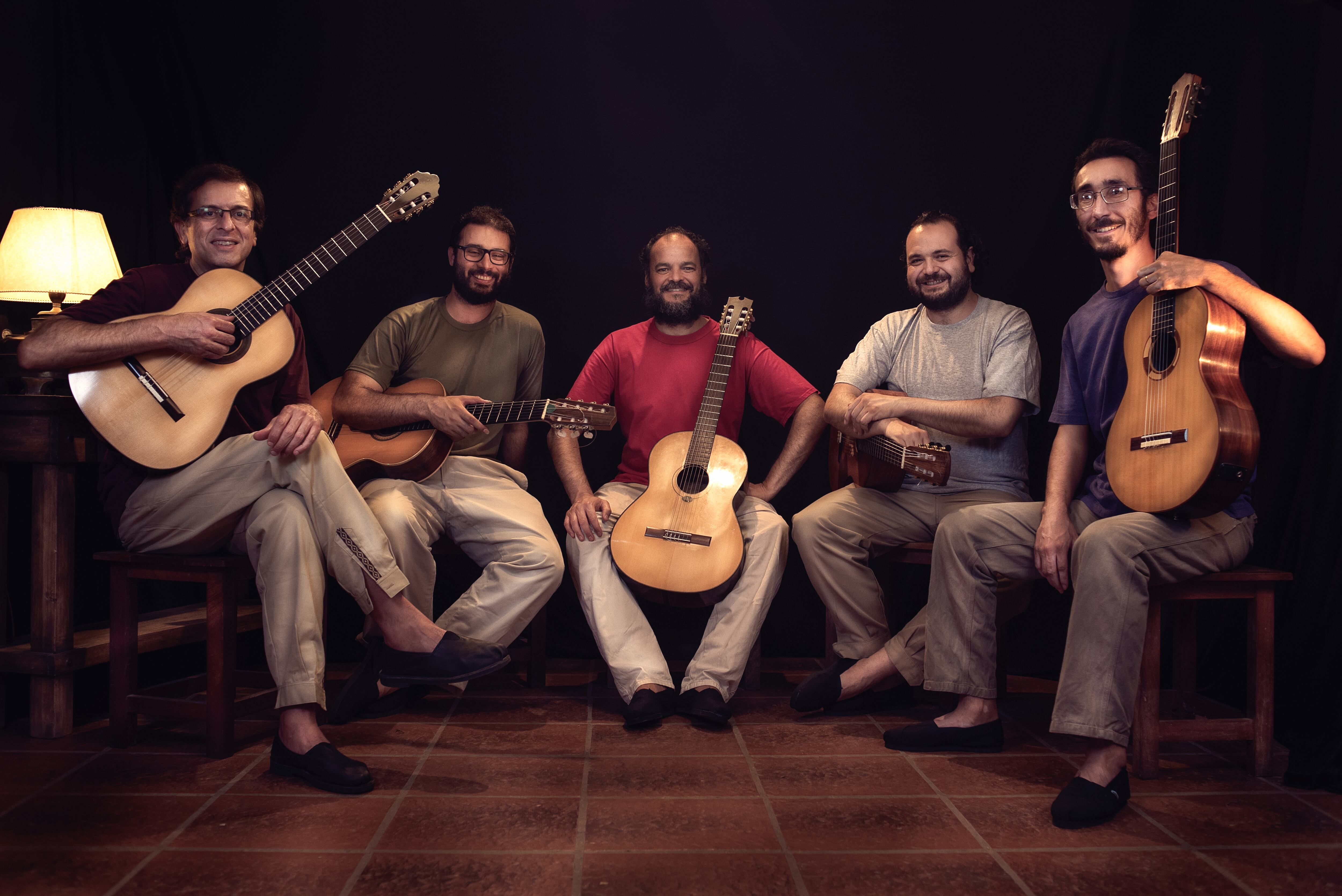 El quinteto de guitarras acompañan al compositor en el nuevo lanzamiento