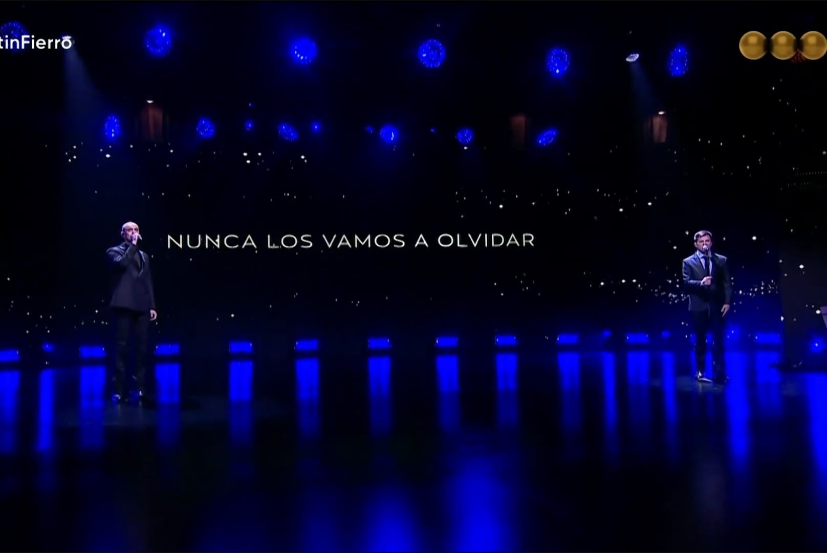 Abel Pintos y Nahuel Pennisi cantaron en el segmento que recordó a las figuras fallecidas este año. (Captura de pantalla).