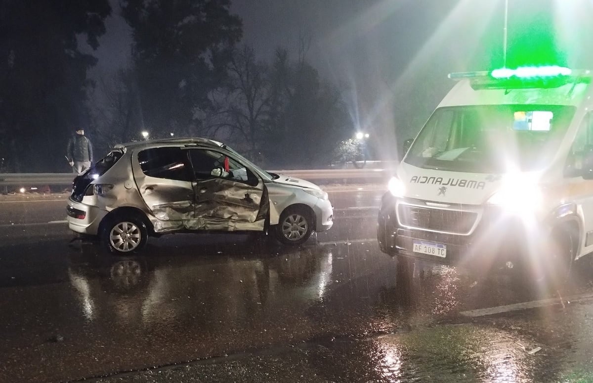 Choque entre dos vehículos esta mañana: así quedó el Peugeot tras impactar con la utilitaria en el Acceso Este (Gentileza X @MATIPASCUALETTI)