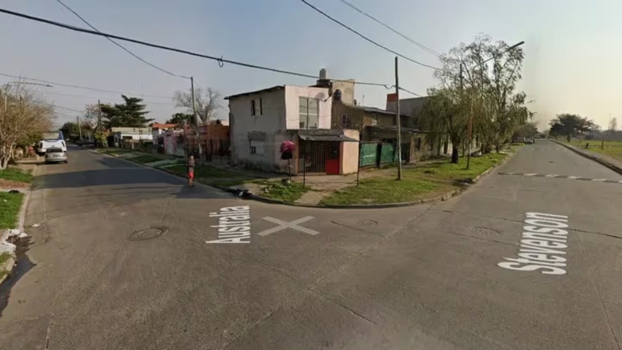 El hecho ocurrió ayer a la madrugada frente a una vivienda de las calles Stevenson y Australia de la zona de Merlo Gómez. (30).
Foto: Google Street View