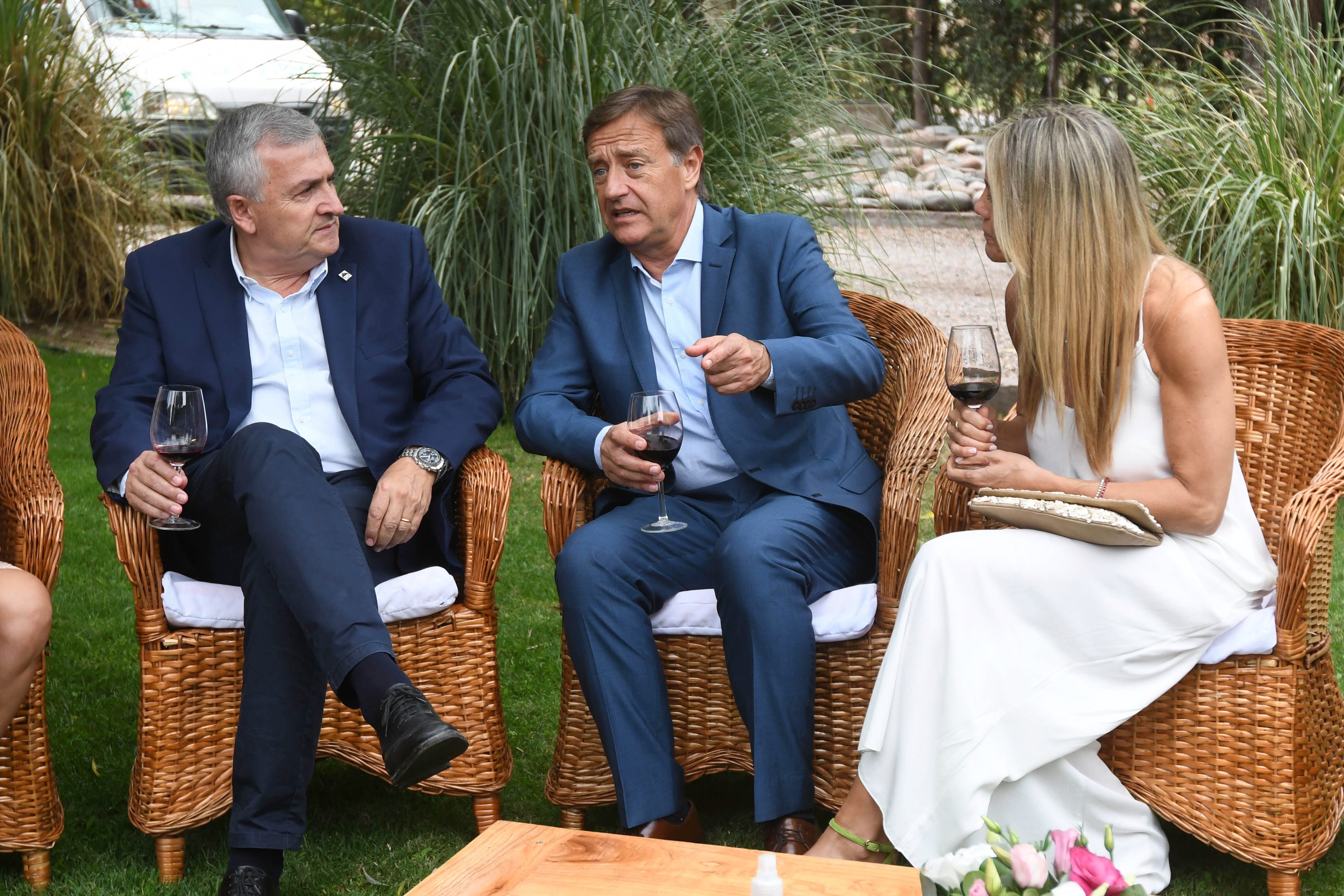 Gerardo Morales Gobernador de Jujuy junto a Rodolfo Suárez, gobernador de Mendoza y su esposa Fabiana Calleja.
Foto: José Gutiérrez  / Los Andes  